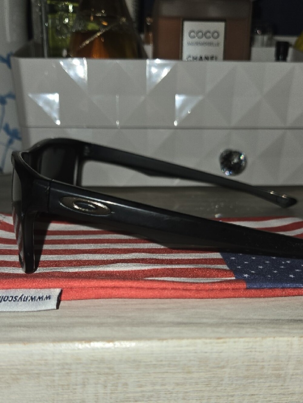 Black Sunglasses Temple Arm Detail - Picture 2 of 6